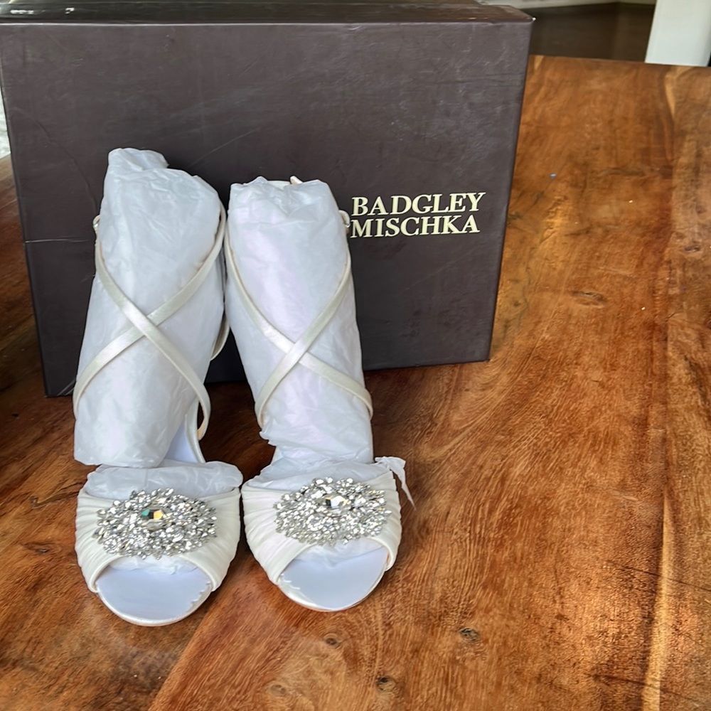 Badgley Mischka White Tacey Wedge Sandal, Size 6.5